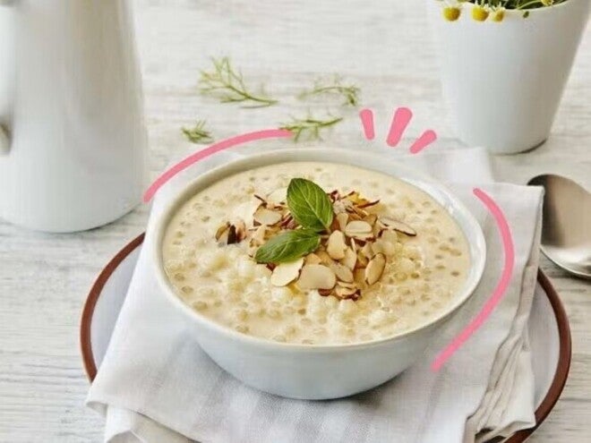 Un bowl que contiene budin de chocolate con decoración de almendras