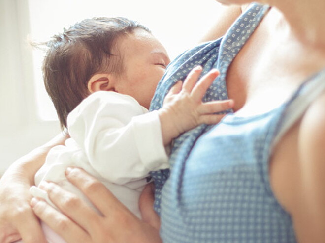 La mamá abrazando a su bebé recién nacido La mamá abrazando a su bebé recién nacido