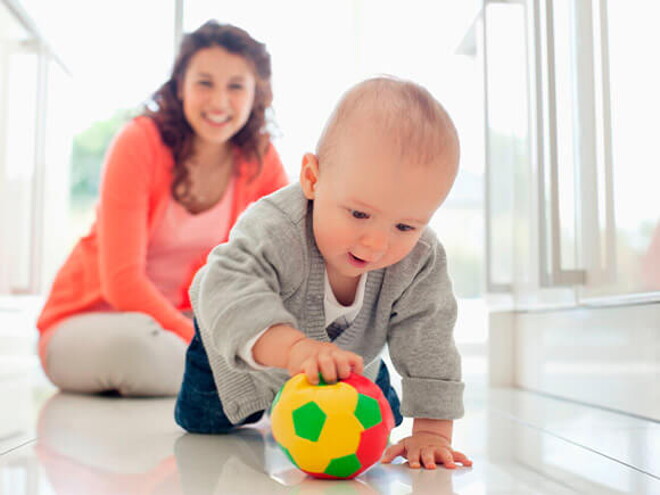 Conoce el desarrollo de tu bebé de 12 meses. Bebé de 12 meses gateando con su juguete