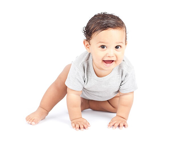 El gateo le da más independencia a tu bebé de 7 meses Bebé de 7 meses gateando y sonriendo