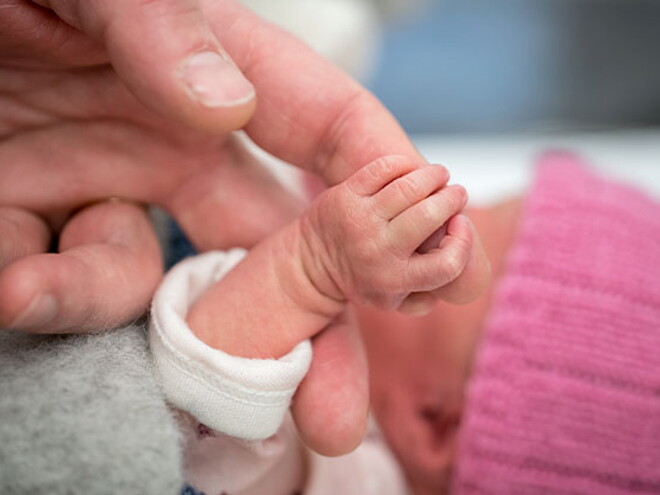 Conoce el desarrollo de un bebé de un mes. Mamá cogiendo la mano de su bebé de un mes.