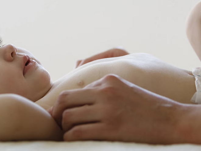 ¿Tu bebé tiene diarrea? Qué hacer y cuándo preocuparse Bebé de 8 meses acostado.