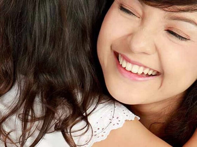 Niñera abrazando a niña.