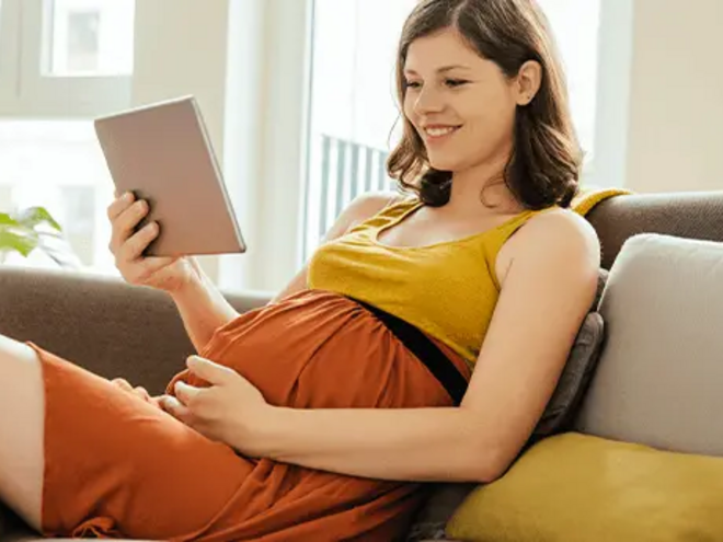 Mamá leyendo nombres de bebes varones