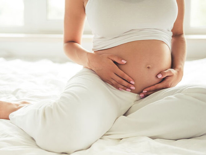 Conoce qué es el líquido amniótico y su función. Mamá tocando el vientre.