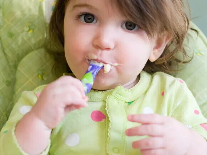Fomenta la independencia alimentaria en tus hijos Niña comiendo con cubiertos