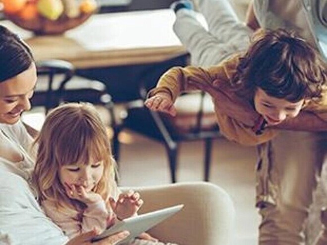 Aprende formas de pasar tiempo con tu hijo Padres jugando con sus hijos