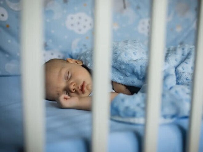 Bebé durmiendo con la boca abierta, respirando por la boca