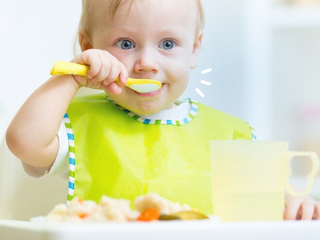 Una nueva era en la alimentación Bebé comiendo frutas