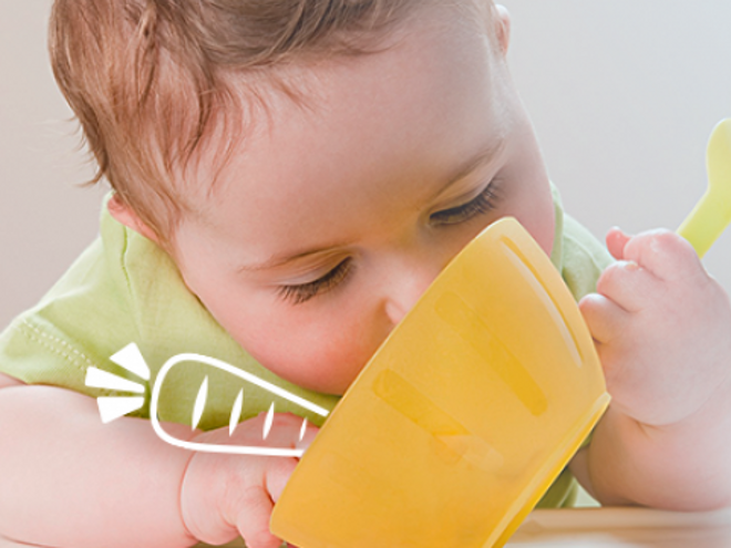 Tu guía para comenzar a darle a tu bebé alimentos sólidos Niño comiendo en su plato