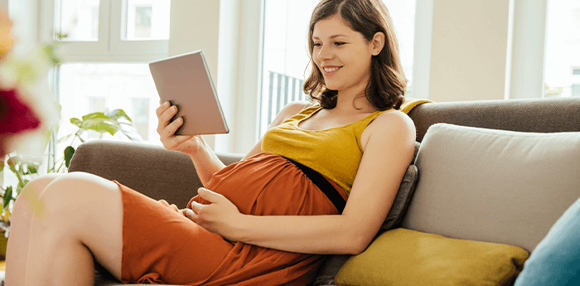 Mamá leyendo nombres de bebes varones Mamá leyendo nombres de bebes varones