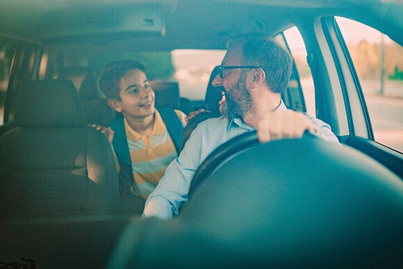 Padre llevando a su hijo a un nuevo colegio