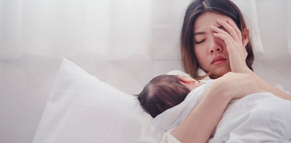 La mamá se encuentra cansada luego del parto La mamá se encuentra cansada luego del parto