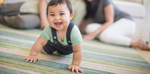 El gateo hace parte del desarrollo físico de tu bebé de 7 meses Bebé de 7 meses gateando en compañía de sus padres