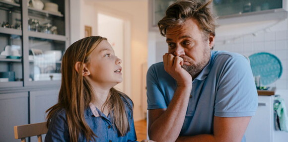 Papá escuchando a su hija.