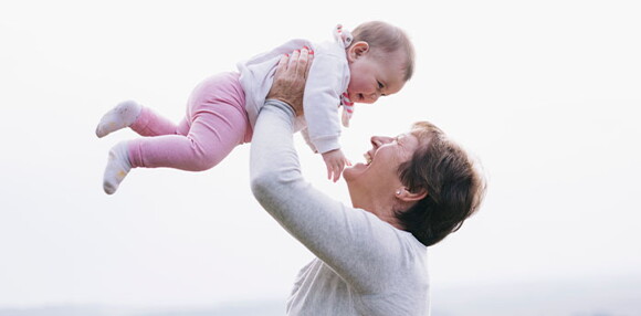 Mamá alzando a su hija.