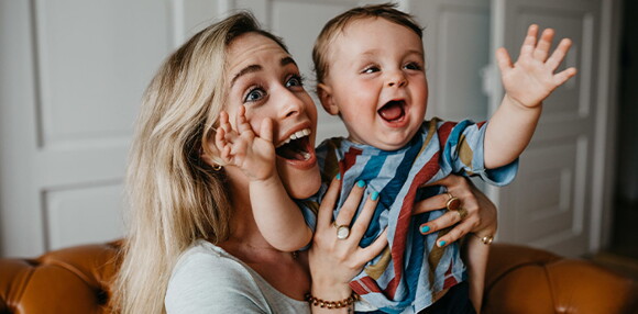 Estimula la comunicación de tu bebé de 7 meses por medio de juegos Bebé de 7 meses jugando y sonriendo con su mamá