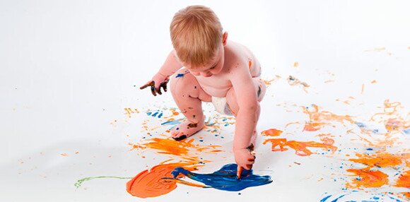 Los juegos y actividades estimulan a tu bebé de 18 meses. Bebé de 18 meses jugando con pinturas