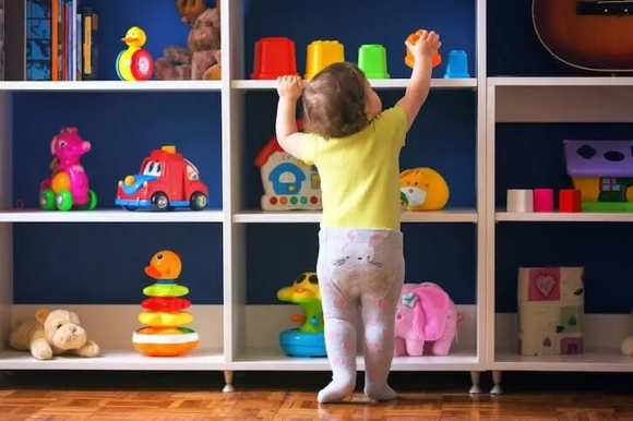 Actividades sensoriales para niños de 2 a 5 años niño explorando estante de juguetes