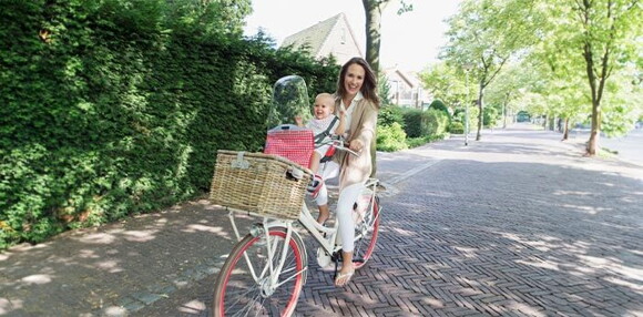 Salir con tu bebé de 11 meses a dar un paseo estimula su desarrollo. Bebé de 11 meses saliendo a dar un paseo con su mamá