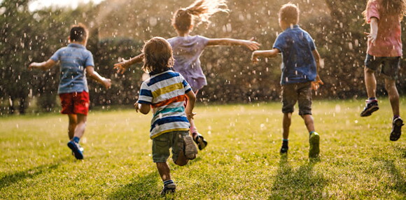 Tener hábitos de higiene para niños les permite desarrollo cognitivo y social. Niños corriendo en un parque.