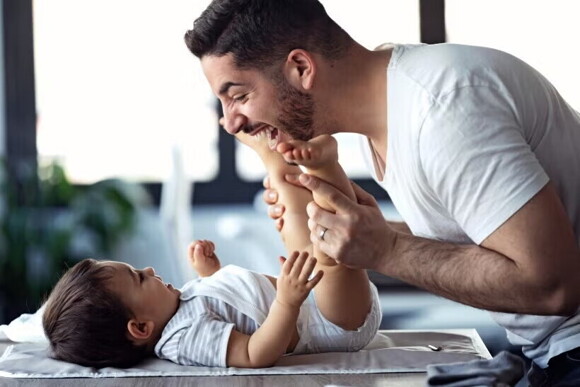 Papá jugando con bebé Papá jugando con bebé