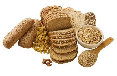 Distintos tipos de pan integral y cereales integrales.