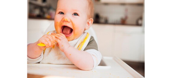 Bebé comiendo papilla como alimento sólido