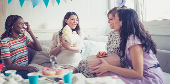 Puedes dar regalos en la fiesta de revelación de género Celebración y entrega de regalos en la revelación de género