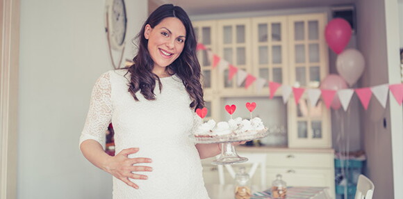 Decorar de forma especial y con expectativa es lo ideal Mujer embarazada en la para la revelación de género